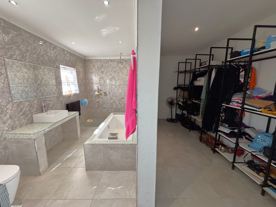 5 Bedroom Property for Sale in Pelican Heights Western Cape